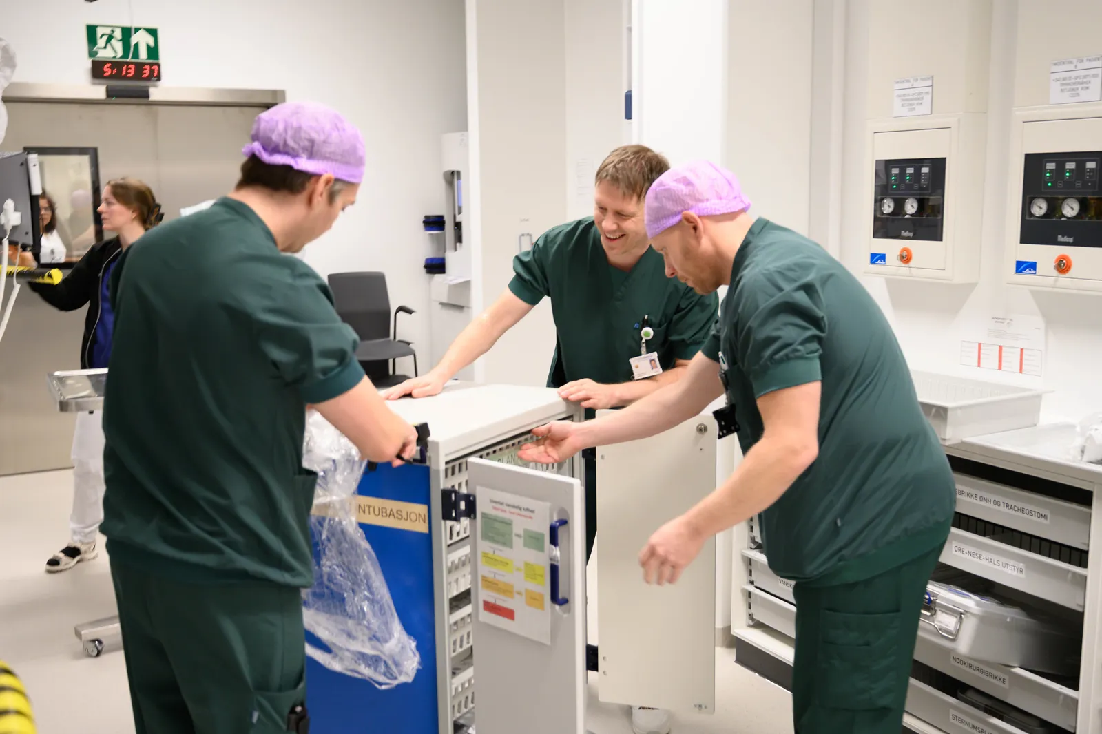 En gruppe personer i et rom