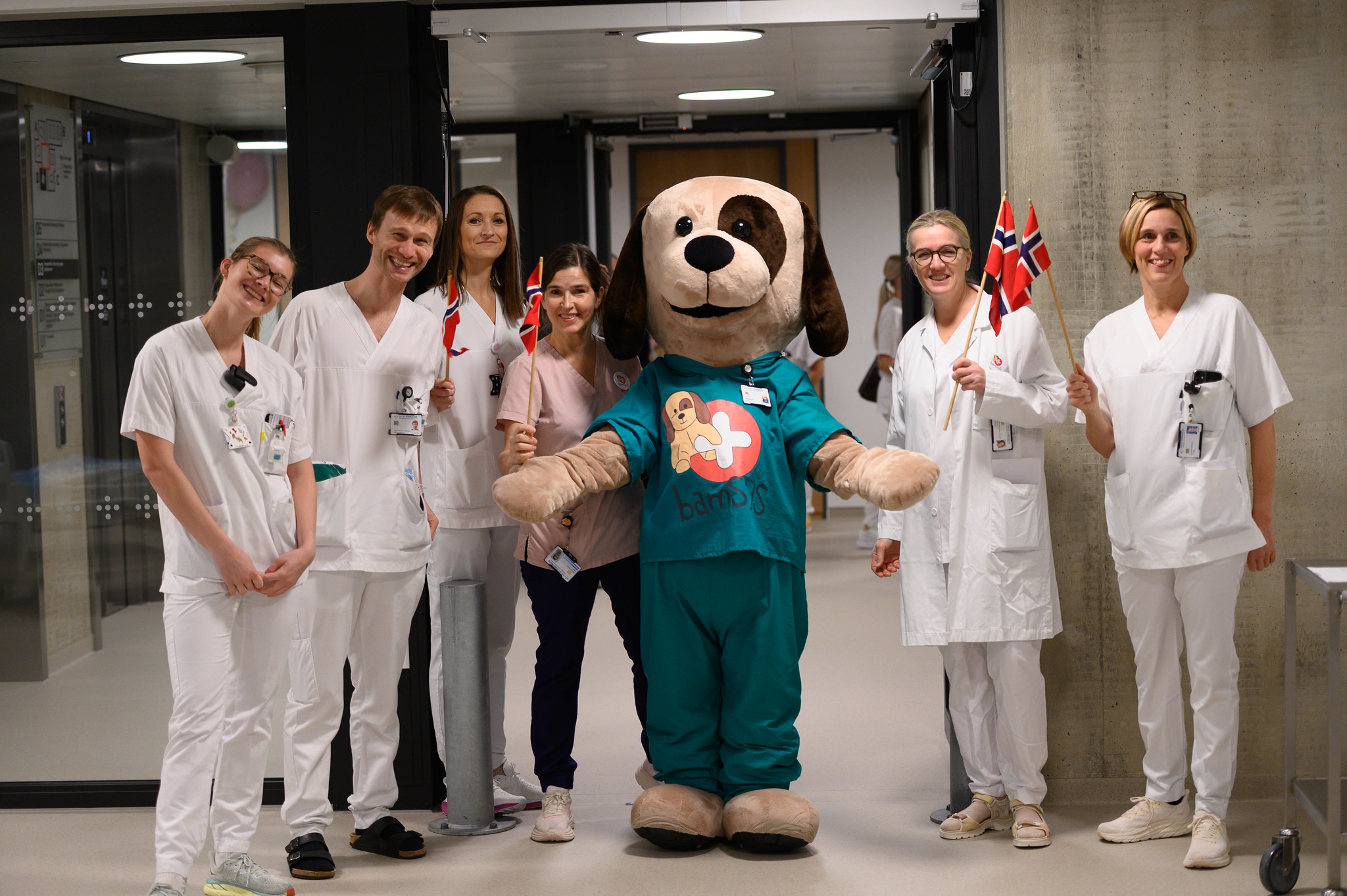 En gruppe mennesker i plagg