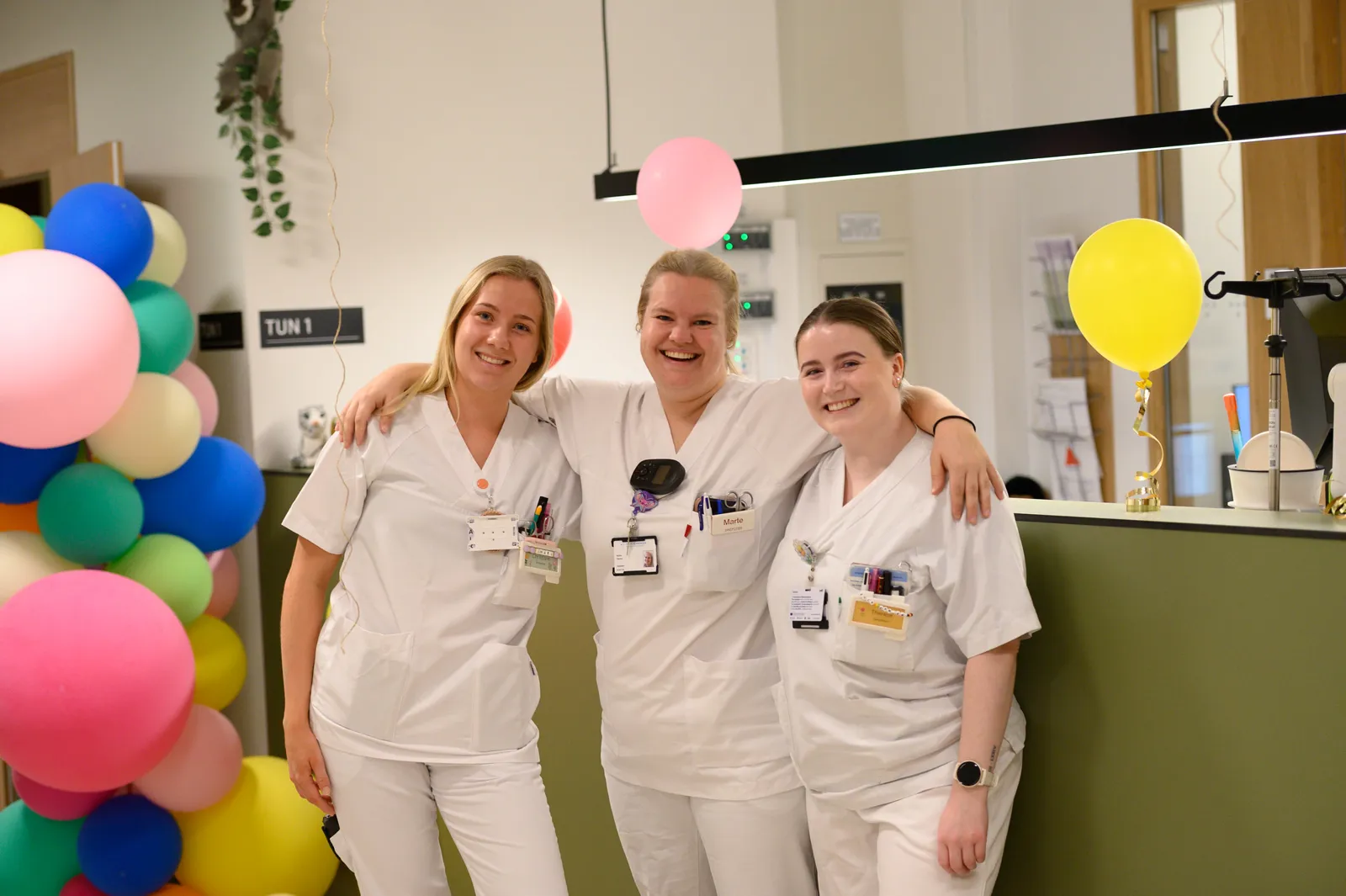 En gruppe mennesker som poserer for et bilde med ballonger