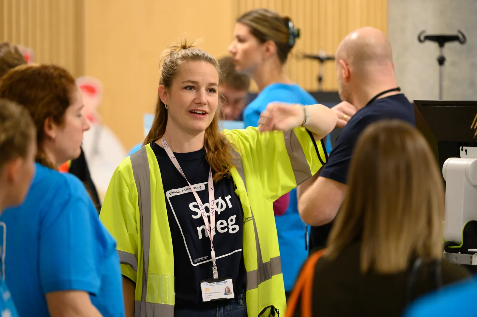 En gruppe personer i et rom