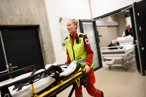 En person i brannmannsuniform