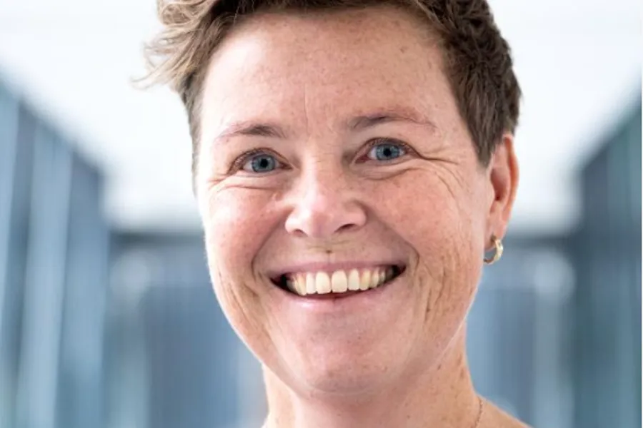 En person som smiler til kameraet