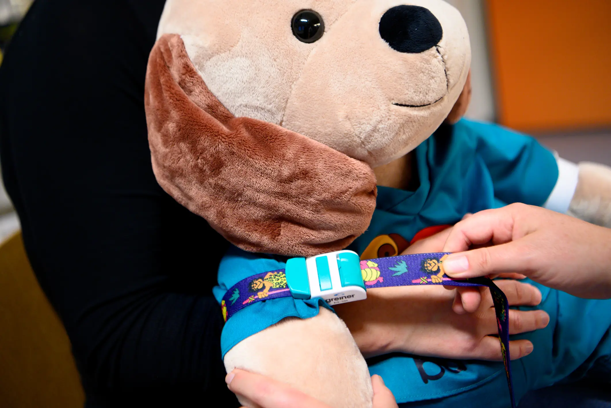 Bamse med bånd rundt armen
