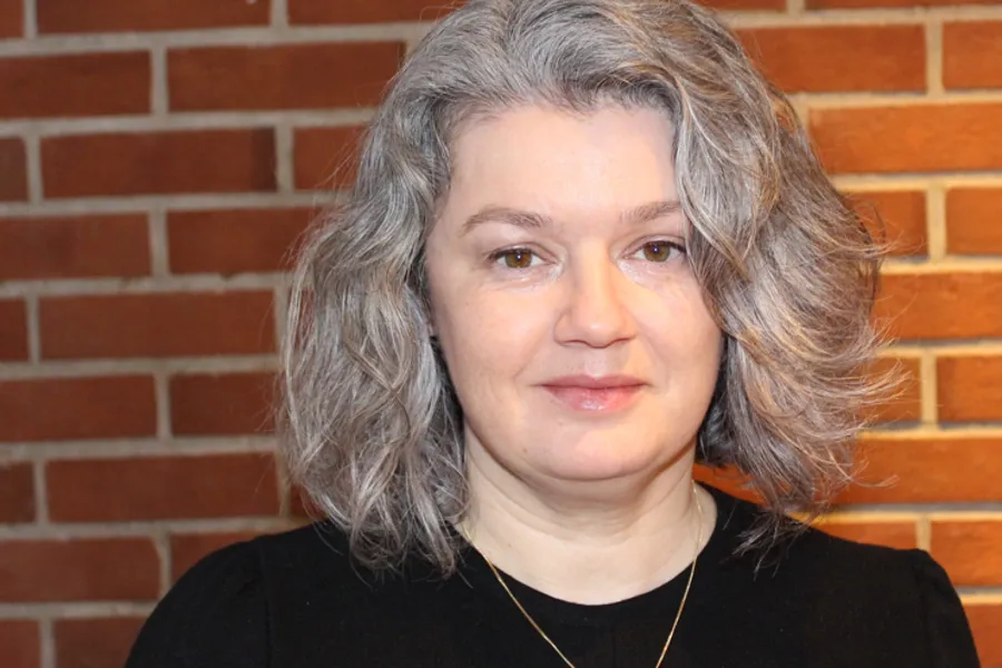 En person med krøllete hår