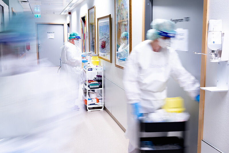 Noen få i hvite frakker