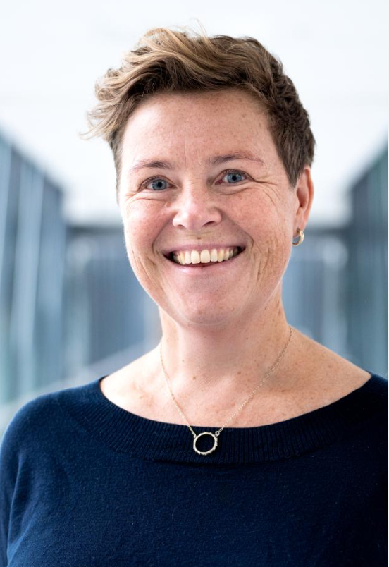 En person som smiler til kameraet