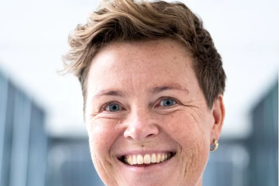 En person som smiler til kameraet