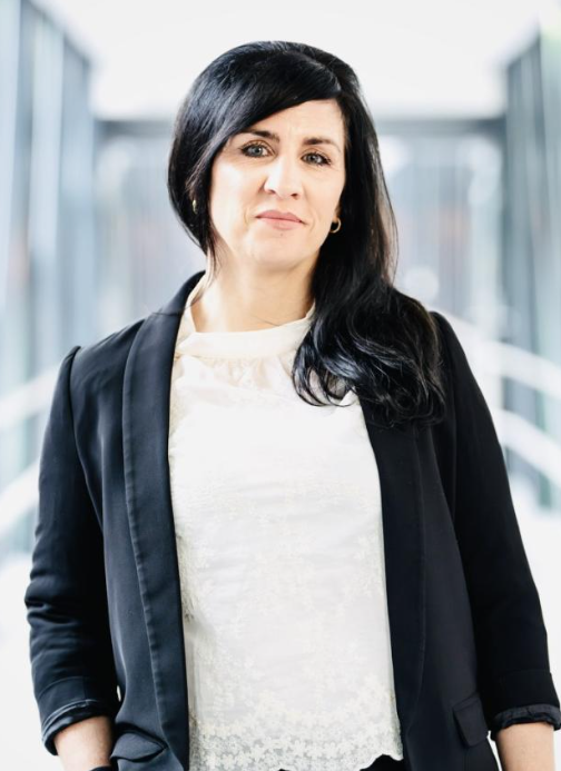 En kvinne i svart jakke