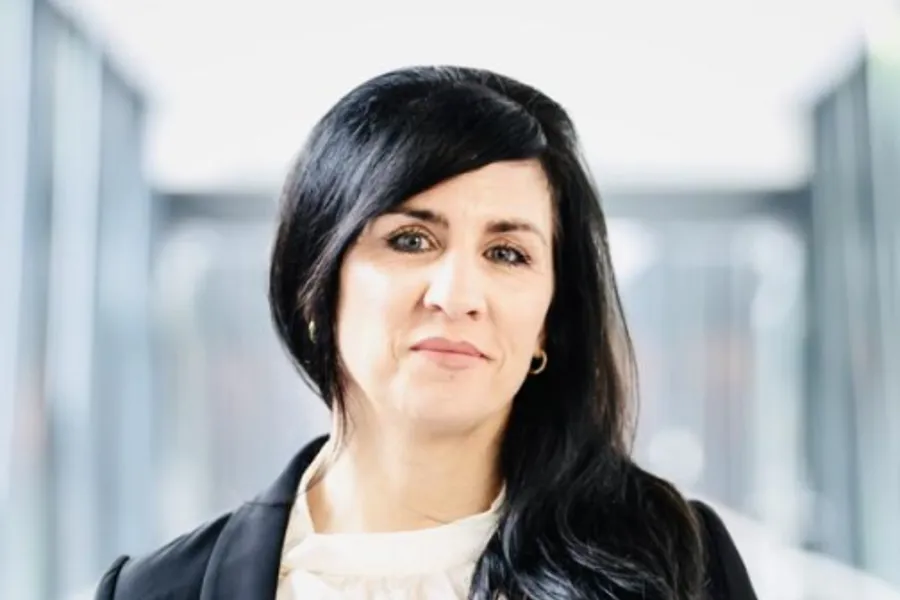 En kvinne i svart jakke