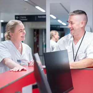 En mann og en kvinne som snakker