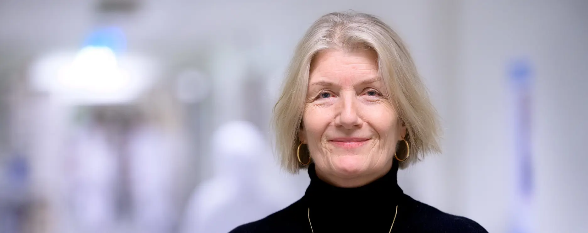 En person med blondt hår