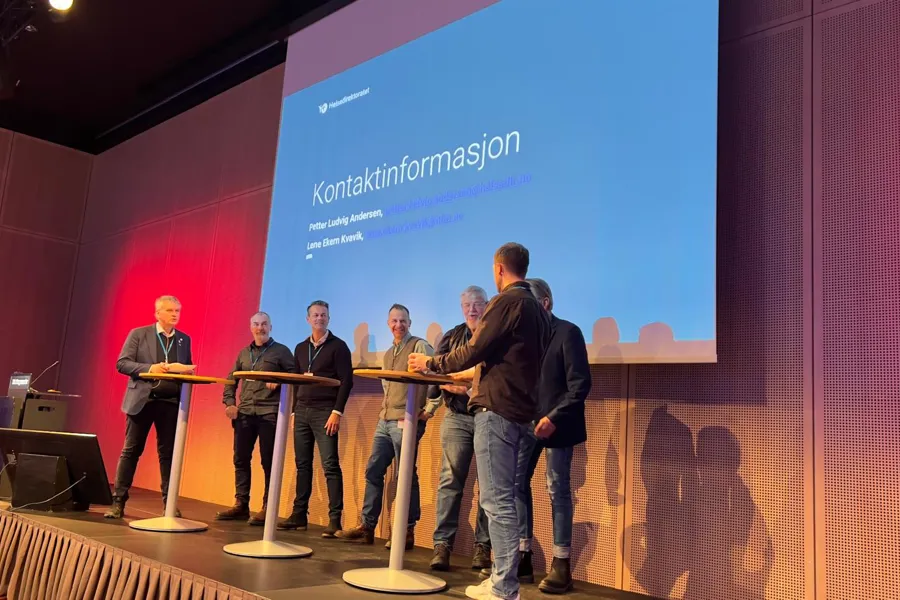 En gruppe menn som står på en scene