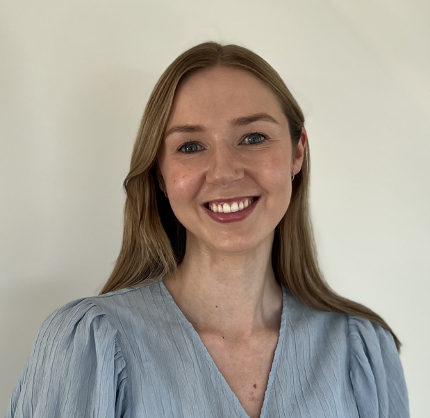 En kvinne som smiler til kameraet