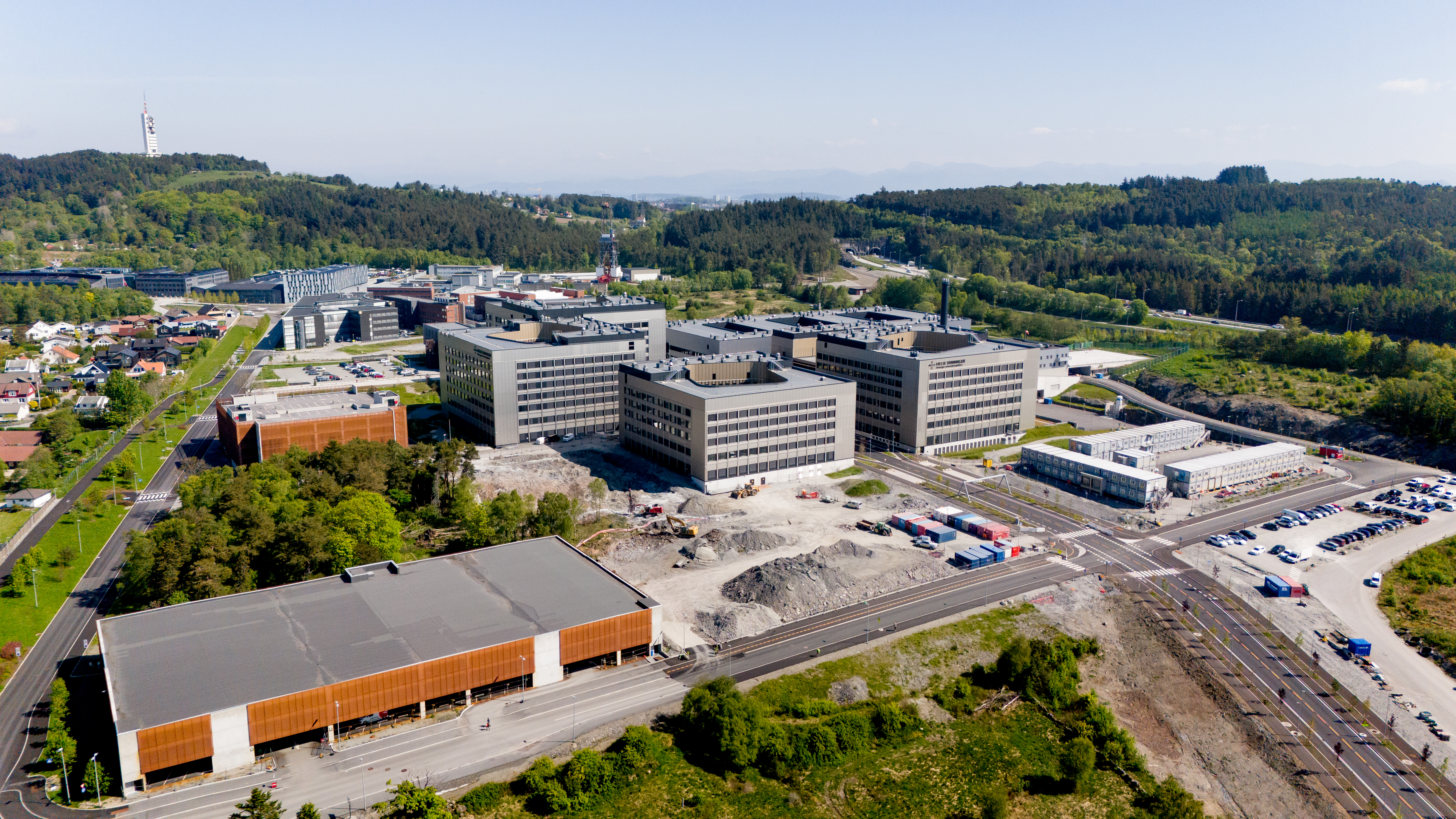 Store bygg sett fra avstand