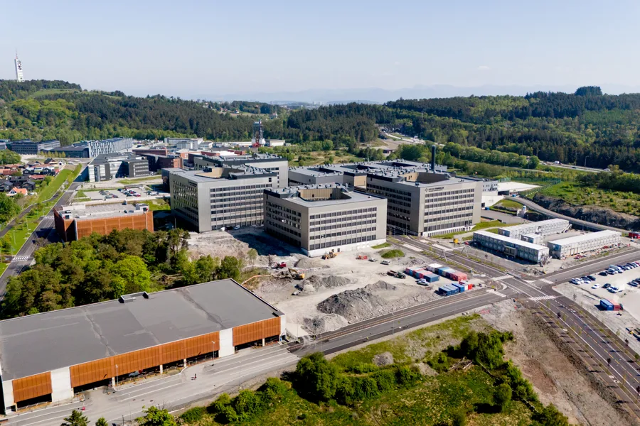 Store bygg sett fra avstand