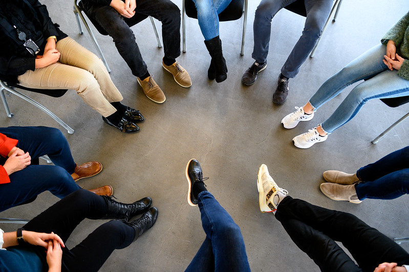 En gruppe mennesker som sitter i stoler