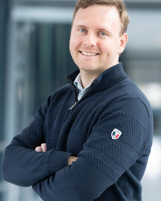 En person med armene i kors