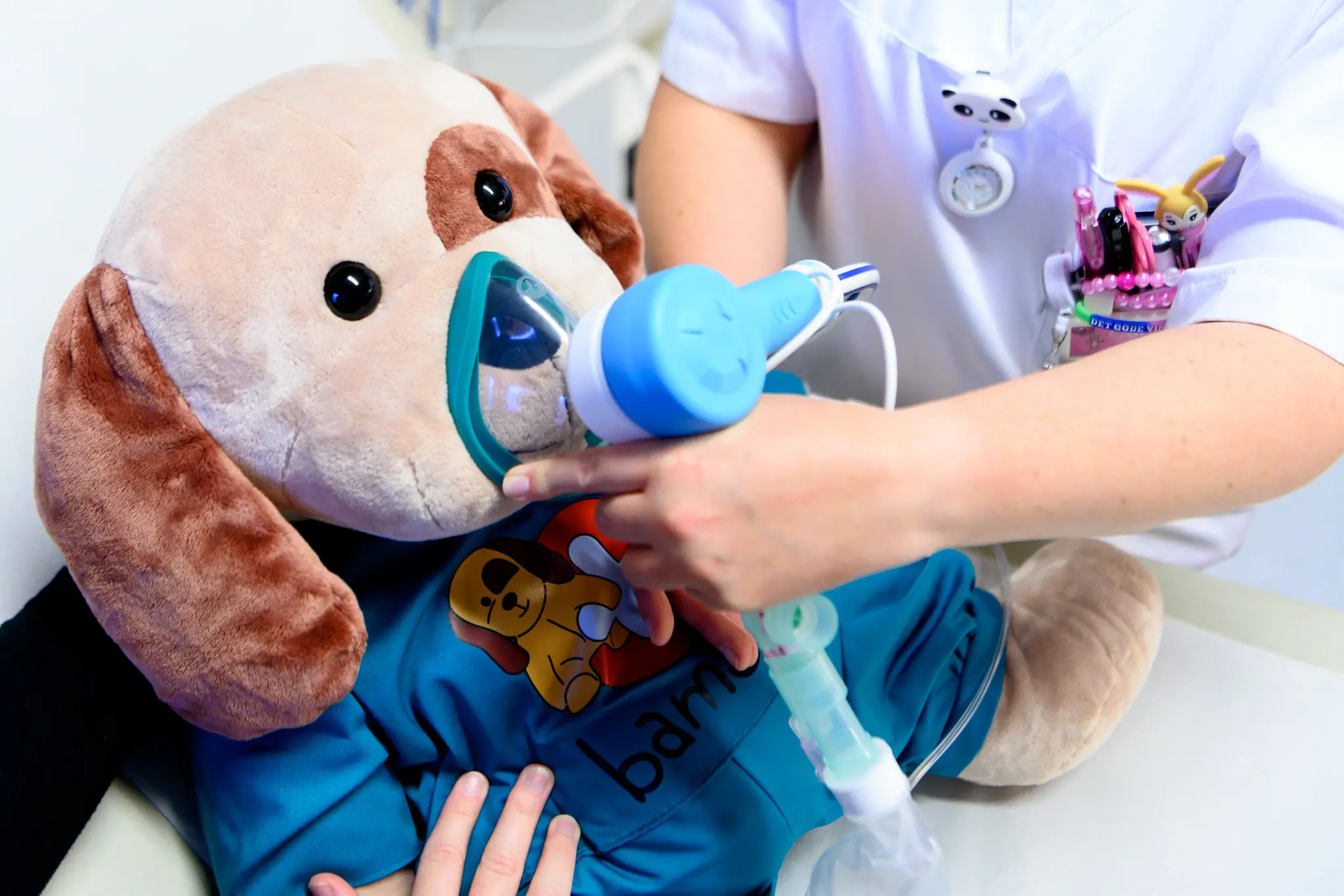 En person i en sykehusseng med et kosedyr