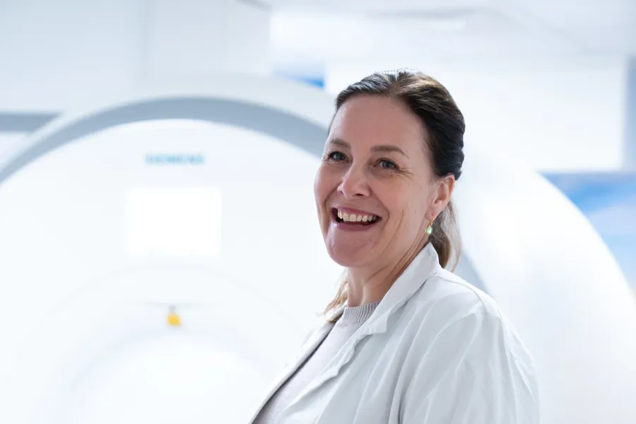 En dame i hvit frakk