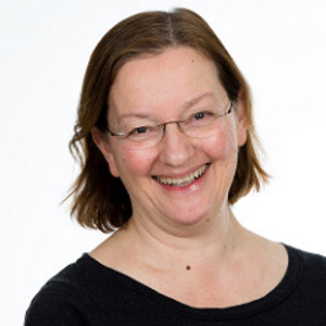 Et nærbilde av en kvinne som smiler