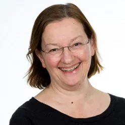 Et nærbilde av en kvinne som smiler