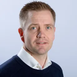 En mann med blå krage skjorte