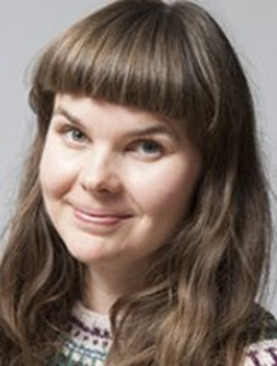 Et nærbilde av en person som smiler