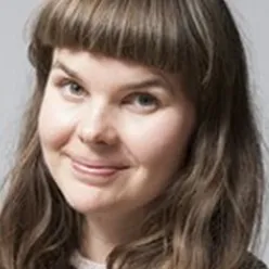 Et nærbilde av en person som smiler