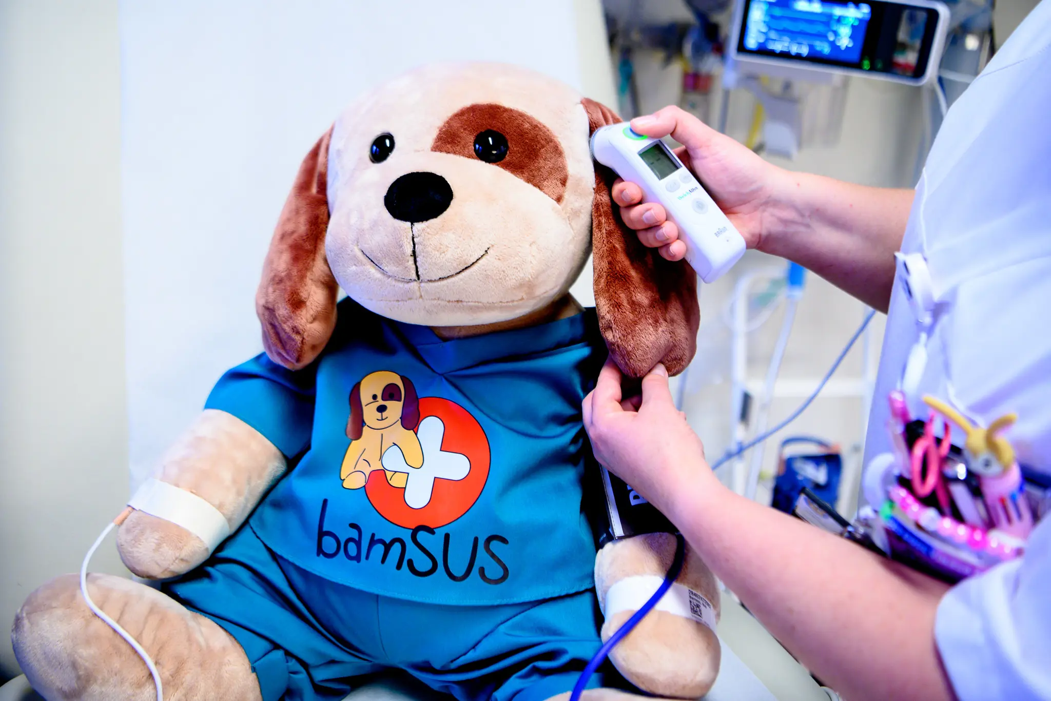 En kosebamse og en person i hvite klær