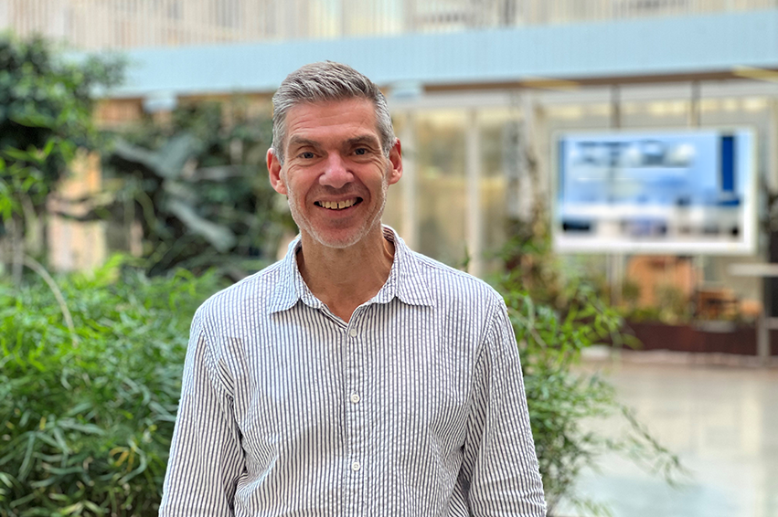 En mann som står i en sal