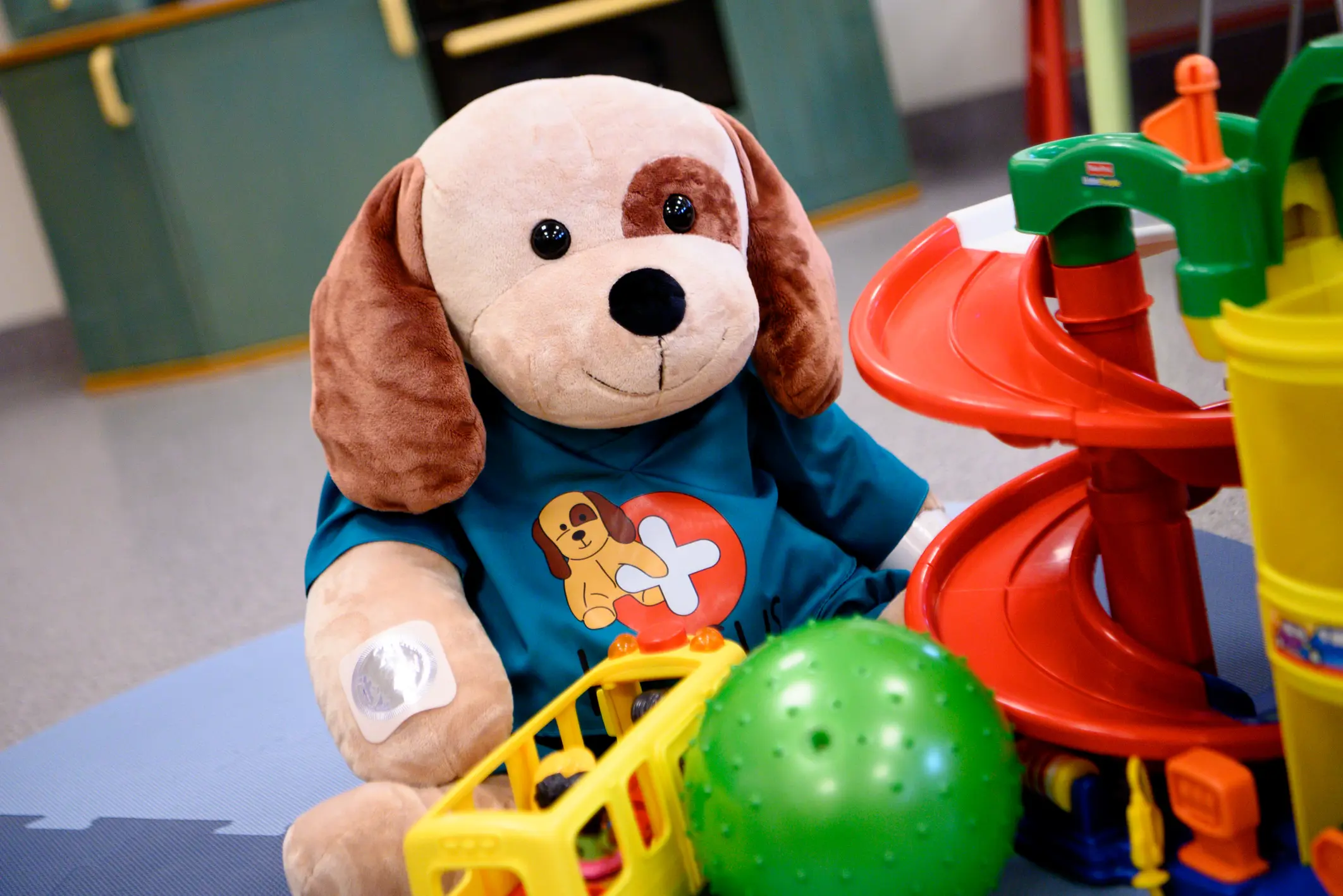 En bamse med et plaster på hånden