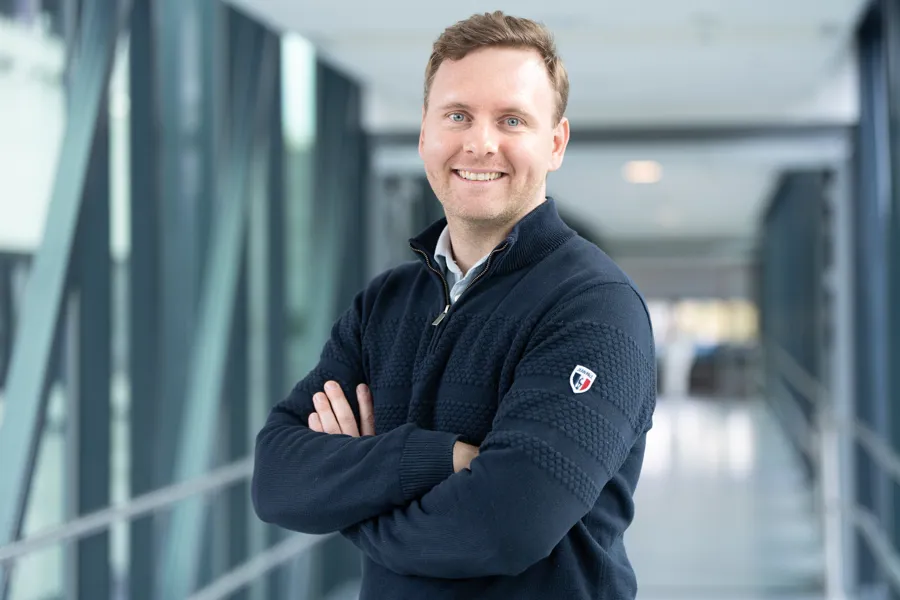 En mann med armene i kors