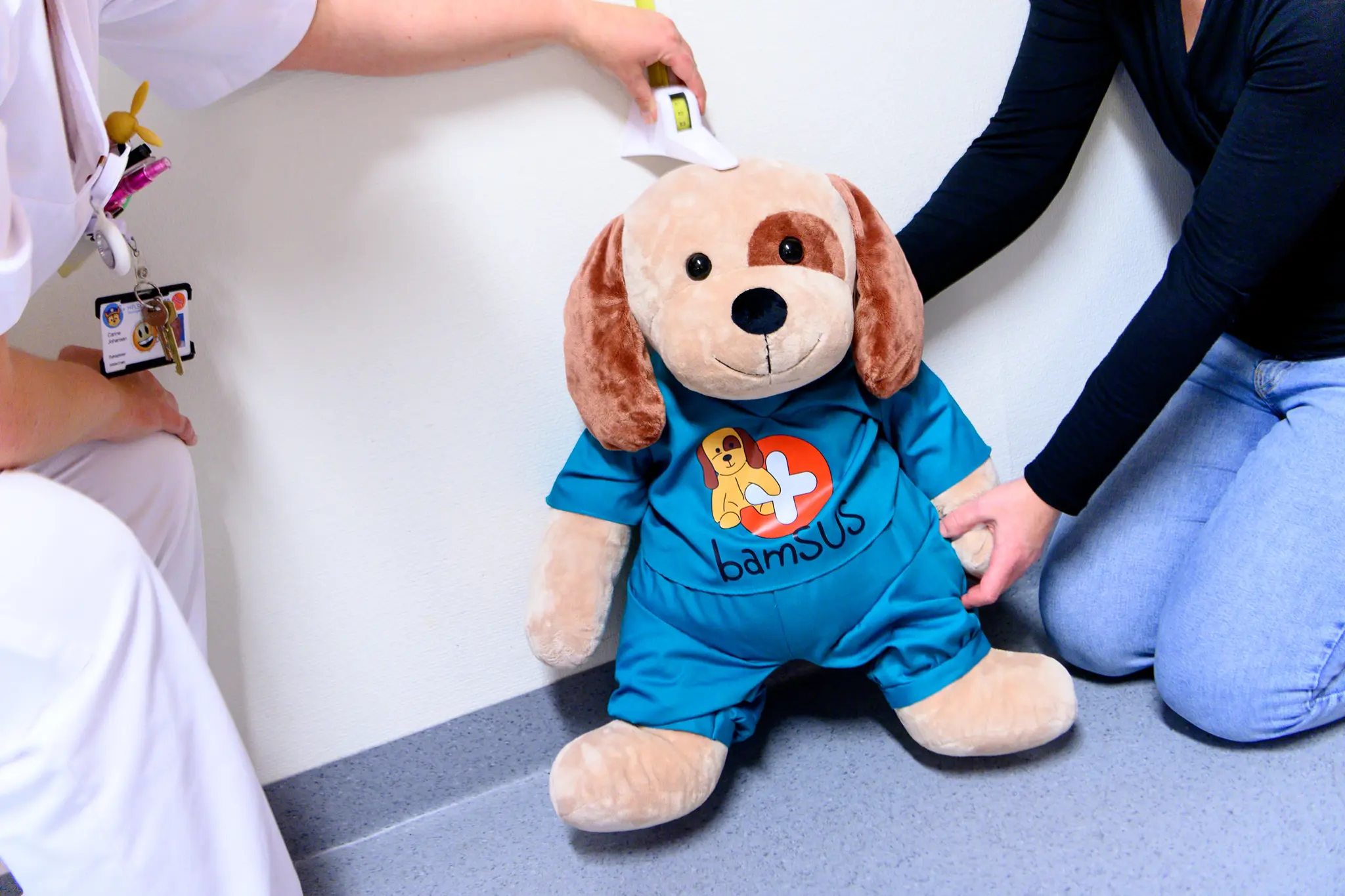 En hund iført skjorte