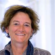 En kvinne med krøllete hår