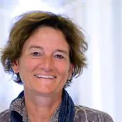 En kvinne med krøllete hår