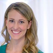 Et nærbilde av en kvinne som smiler