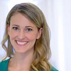 Et nærbilde av en kvinne som smiler