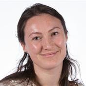 Et nærbilde av en kvinne som smiler