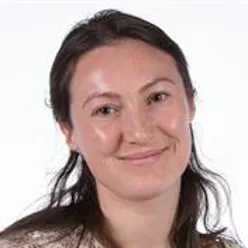 Et nærbilde av en kvinne som smiler