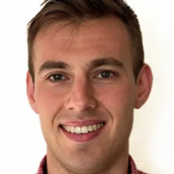 En mann som smiler til kameraet