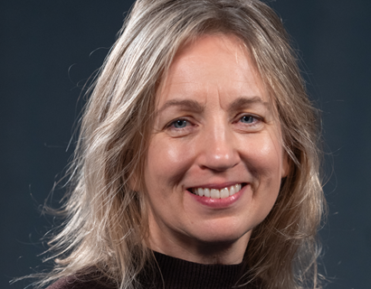 Et nærbilde av en kvinne som smiler