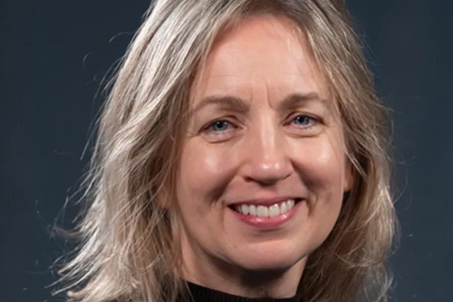 Et nærbilde av en kvinne som smiler