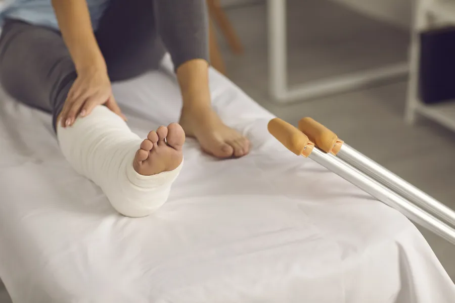 En persons ben med gips