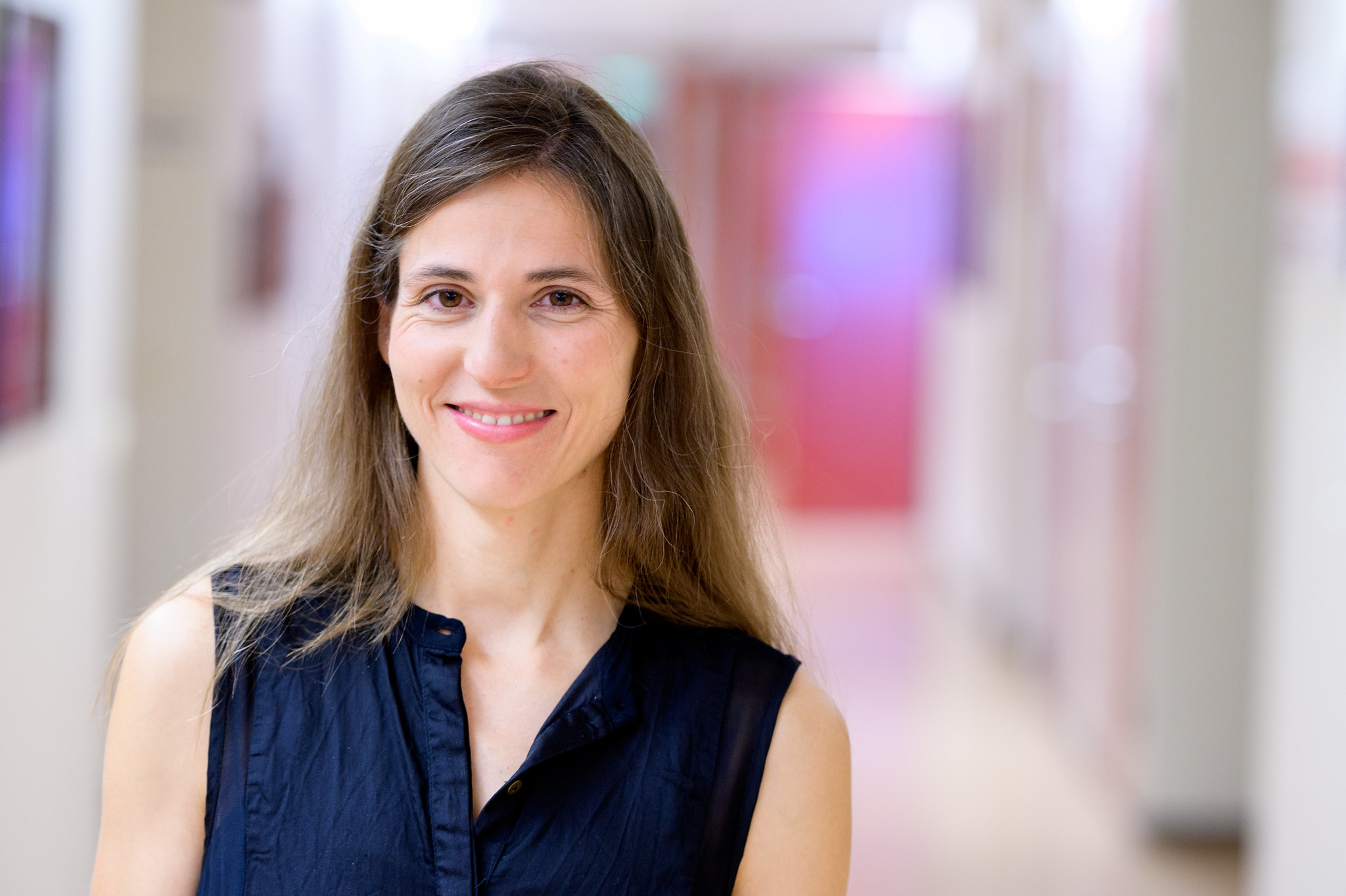 En kvinne som smiler til kameraet