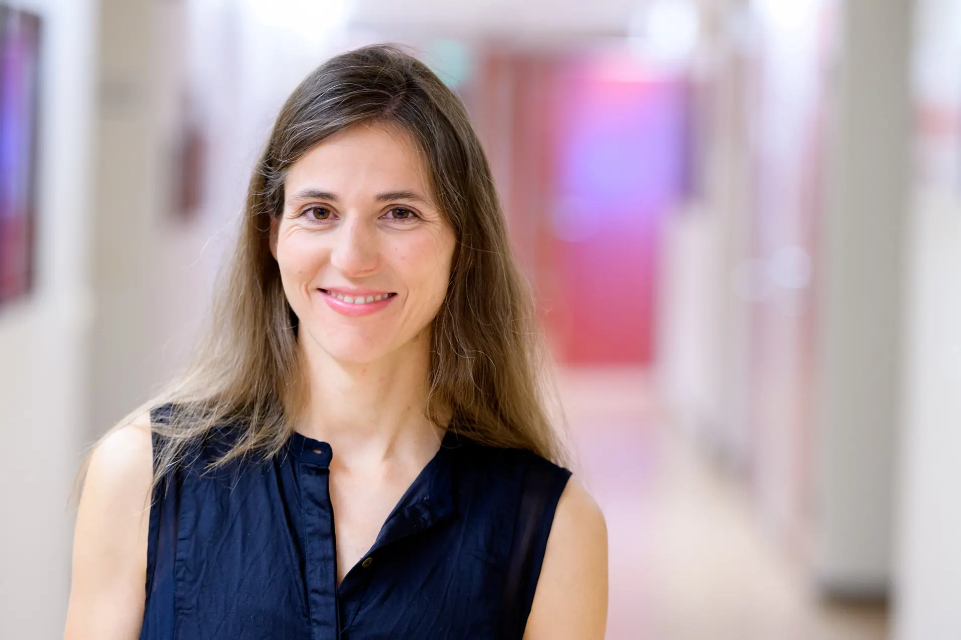 En kvinne som smiler til kameraet