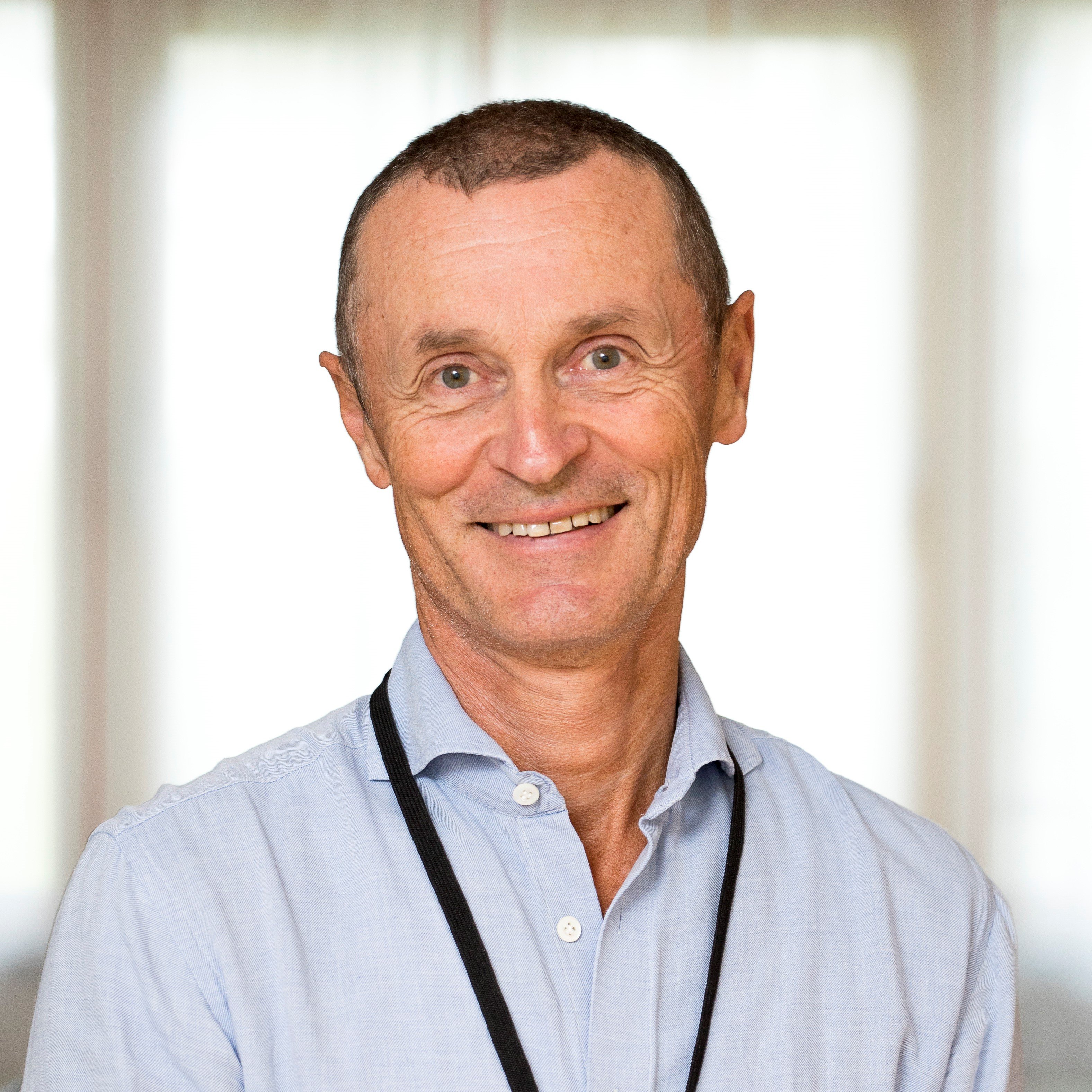 En mann med et stetoskop rundt halsen