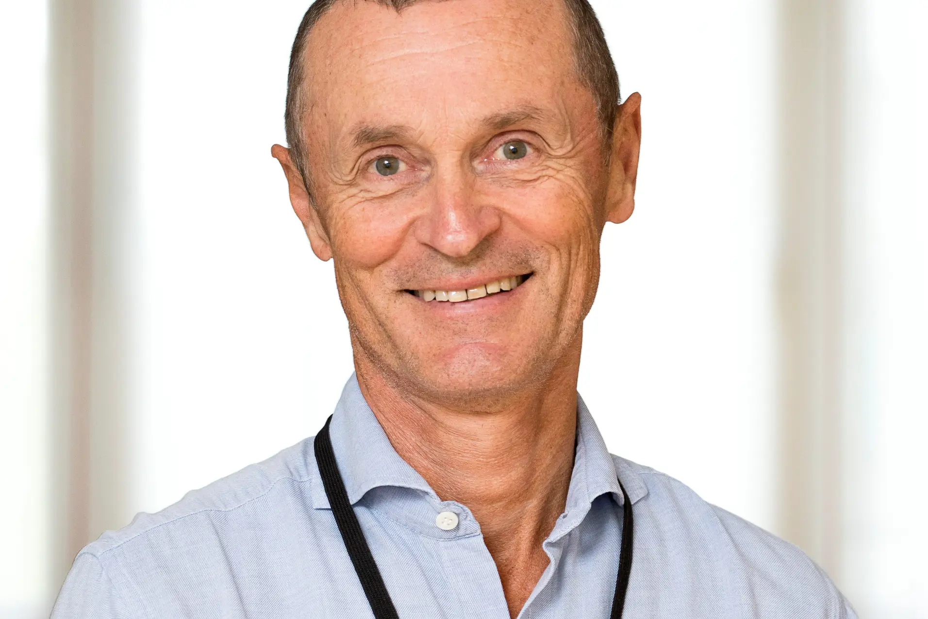 En mann med et stetoskop rundt halsen