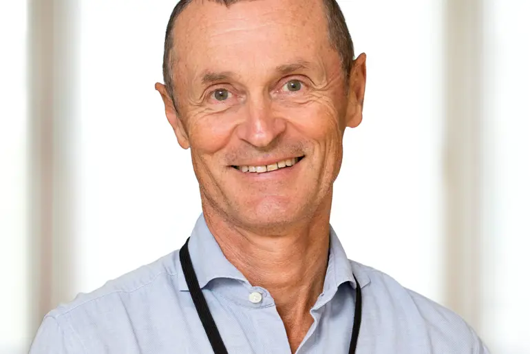 En mann med et stetoskop rundt halsen