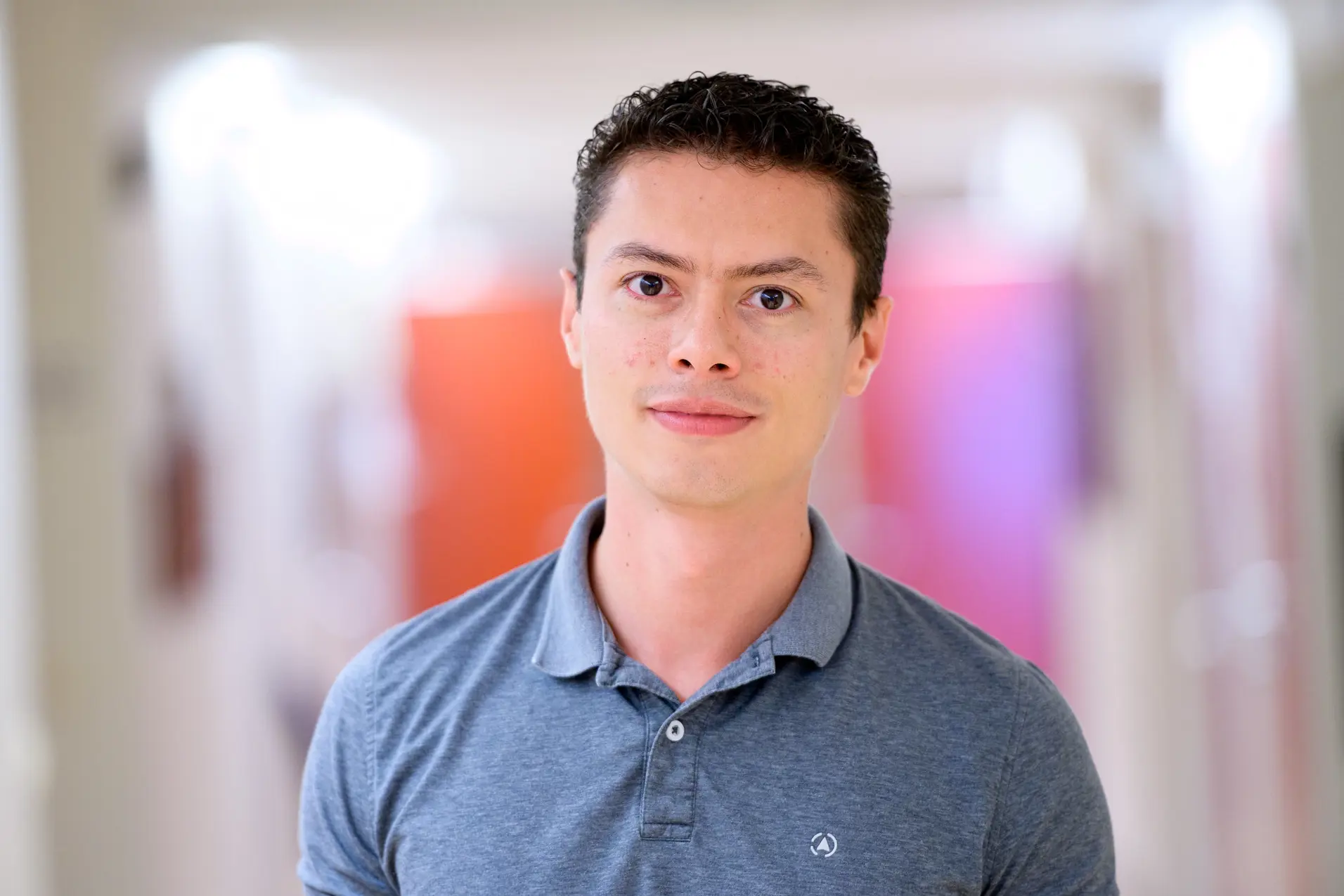 En mann i blå skjorte