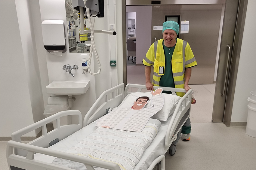 En mann på et sykehusrom